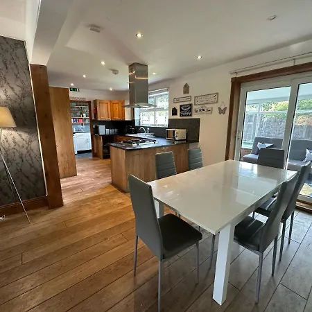 Corner House - Quiet Cul-de-sac