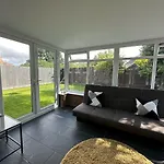 Corner House - Quiet Cul-de-sac Σπίτι διακοπών *