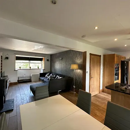 Corner House - Quiet Cul-de-sac 度假居 *