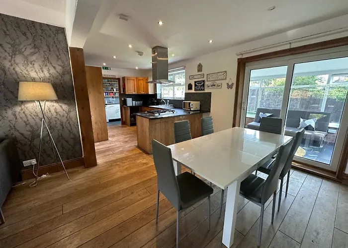 Corner House - Quiet Cul-de-sac